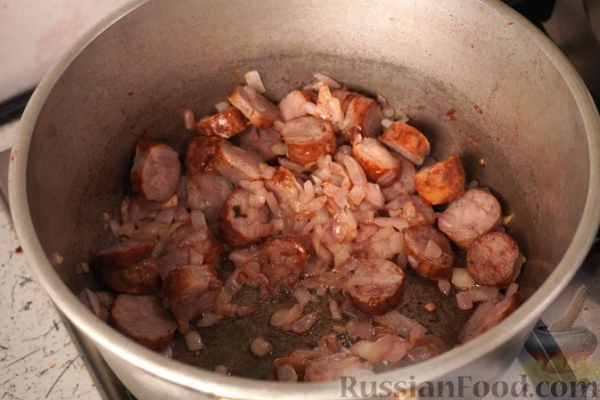Стручковая фасоль с домашней колбасой в томатном соусе