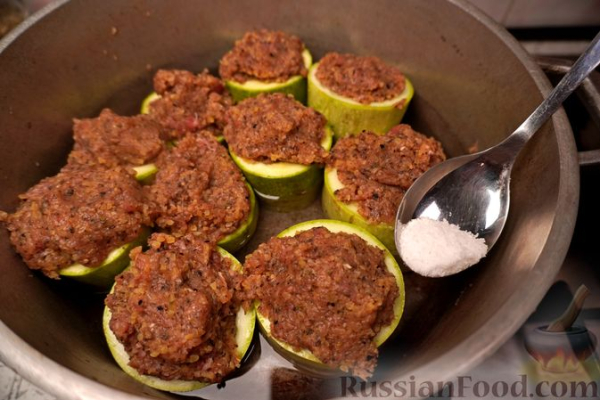 Фаршированные кабачки с йогуртовым соусом