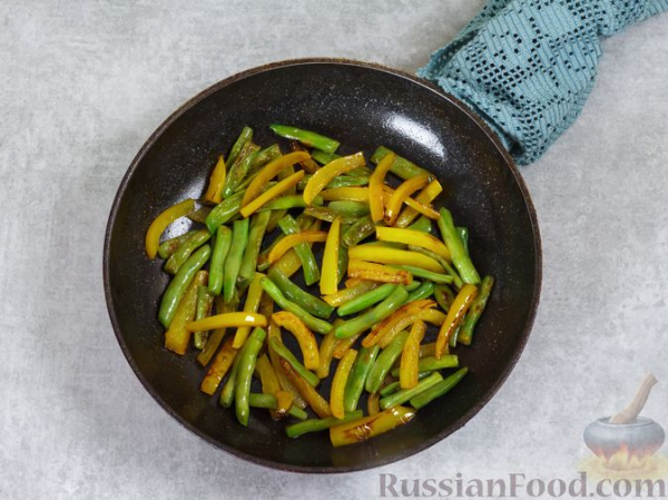 Тёплый салат с куриной печенью, болгарским перцем и стручковой фасолью