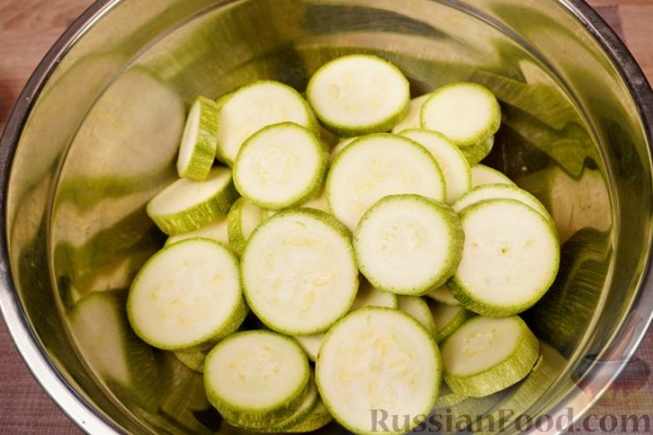 Кабачки с помидорами, запечённые в сметане