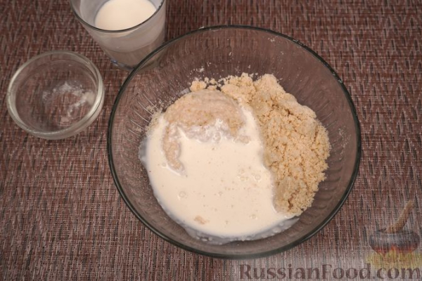 Карп, варёный в винном бульоне, с миндальным соусом