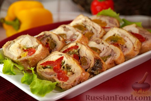 Куриный рулет с запечённым перцем и сыром