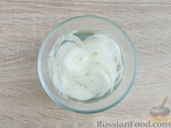 Салат с индейкой, сладким перцем и кунжутом
