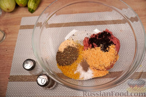 Фаршированные кабачки с йогуртовым соусом
