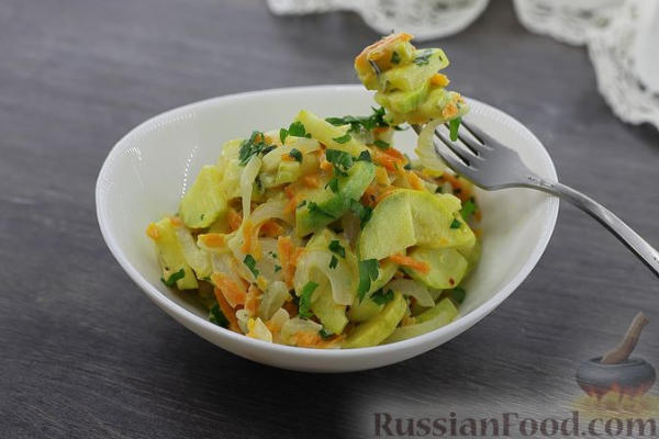 Кабачки, тушенные в сметане, с чесноком и перцем чили