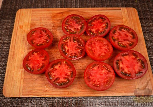 Жареные помидоры с брынзой и чесноком