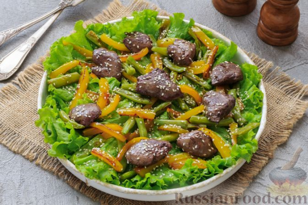 Тёплый салат с куриной печенью, болгарским перцем и стручковой фасолью
