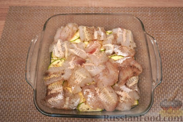 Хек, запечённый с кабачками и сливочным соусом