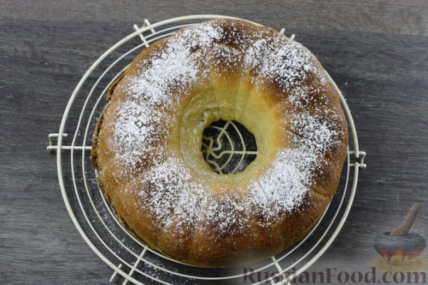 Сдобный рулет с орехово-медовой начинкой