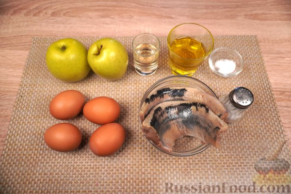 Сельдь под яблочным соусом