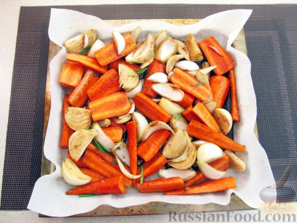 Молодая морковь, запечённая с луком