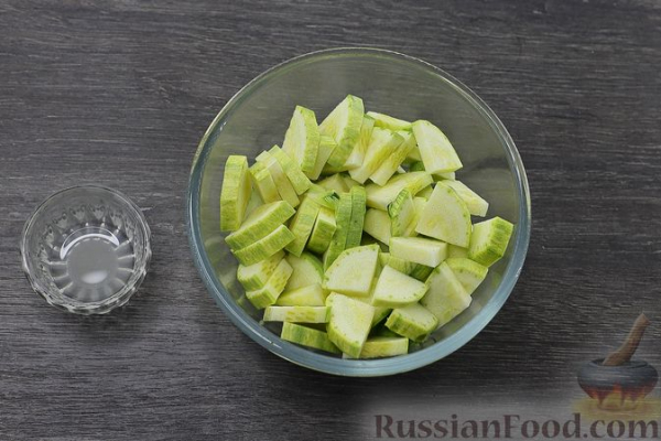 Кабачки, тушенные в сметане, с чесноком и перцем чили