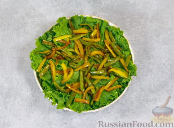 Тёплый салат с куриной печенью, болгарским перцем и стручковой фасолью