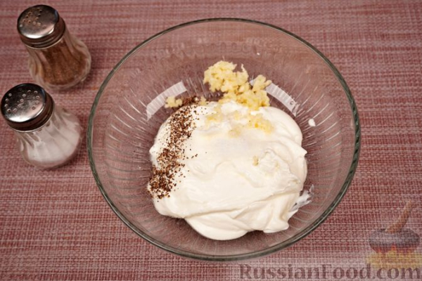 Кабачки с помидорами, запечённые в сметане