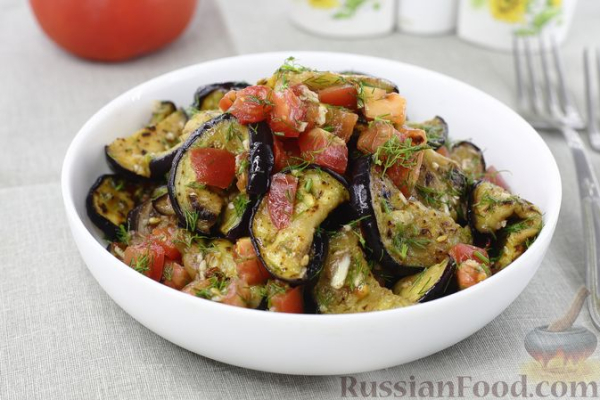 Острая закуска из жареных баклажанов с помидорами