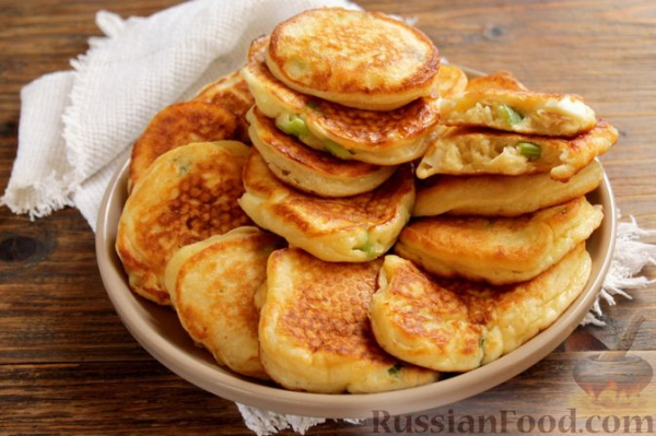 Ленивые пирожки-оладушки с варёным яйцом и зелёным луком
