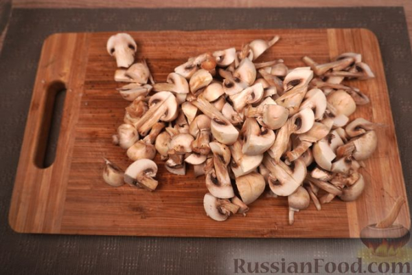 Бигос из молодой капусты с домашней колбасой и грибами