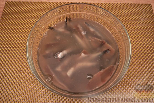 Брускетты с анчоусами в цитрусовом маринаде, фетой и оливками