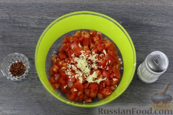 Острая закуска из жареных баклажанов с помидорами