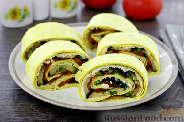 Рулетики из лаваша с баклажанами, помидорами и сыром