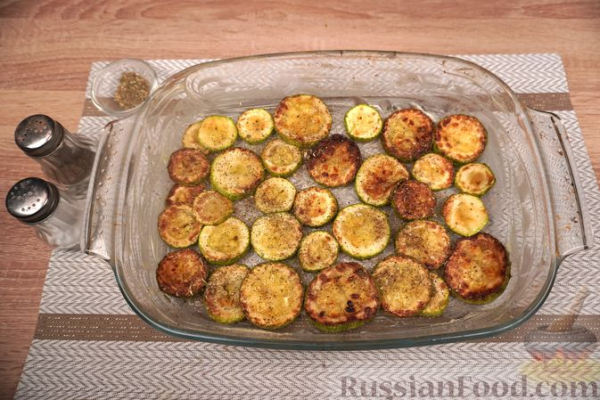 Запеканка из кабачков, с помидорами, беконом и сыром