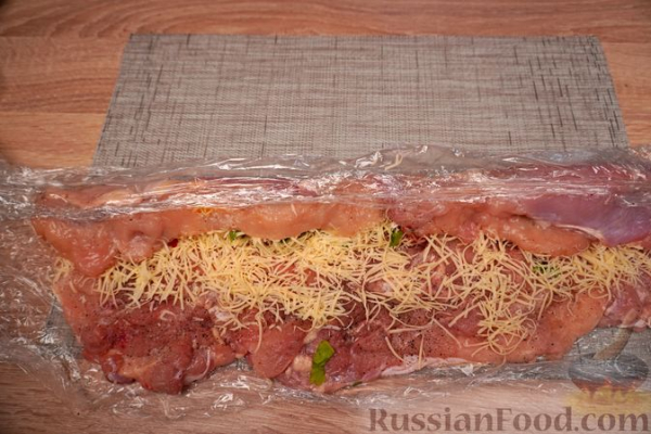 Куриный рулет с запечённым перцем и сыром