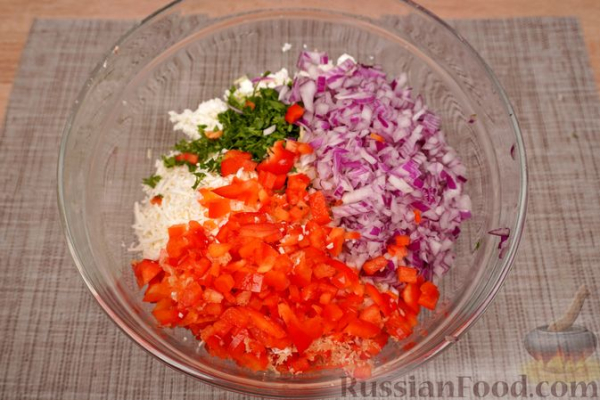 Кабачки, фаршированные творогом, брынзой и сладким перцем