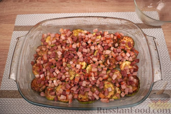 Запеканка из кабачков, с помидорами, беконом и сыром