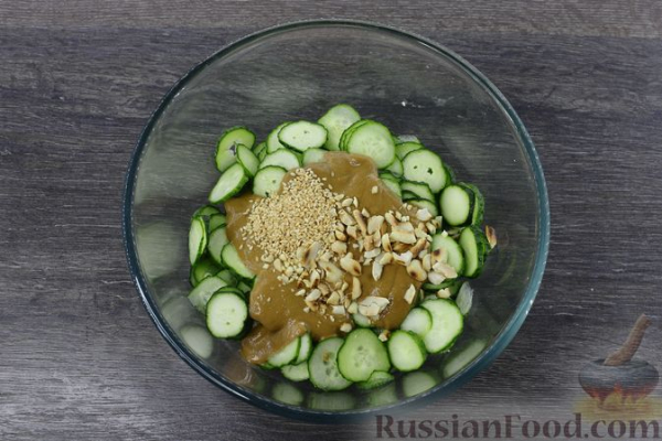 Острая закуска из огурцов с арахисовой пастой