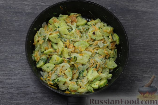 Кабачки, тушенные в сметане, с чесноком и перцем чили
