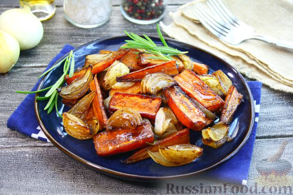 Молодая морковь, запечённая с луком