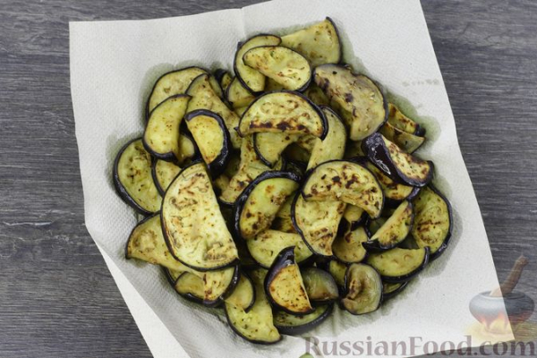 Острая закуска из жареных баклажанов с помидорами