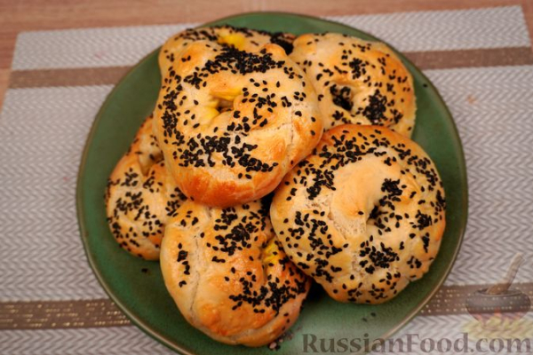Солёные булочки с начинкой из обжаренной муки и пряностей