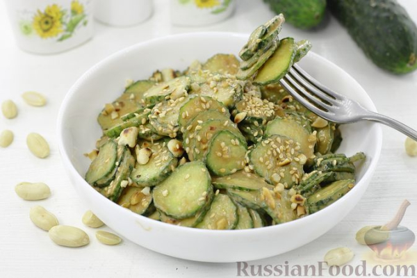 Острая закуска из огурцов с арахисовой пастой