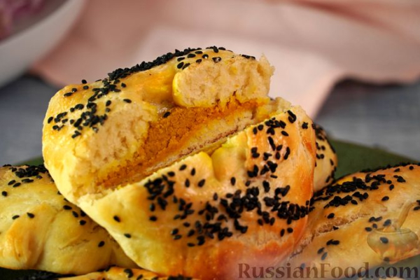 Солёные булочки с начинкой из обжаренной муки и пряностей