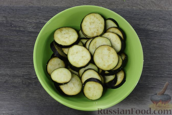 Рулетики из лаваша с баклажанами, помидорами и сыром