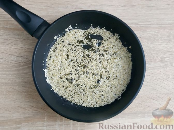 Салат с индейкой, сладким перцем и кунжутом