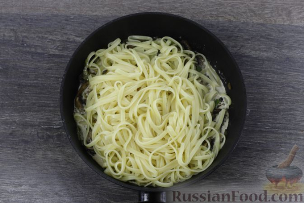Лапша с грибами и кабачками в сливочном соусе