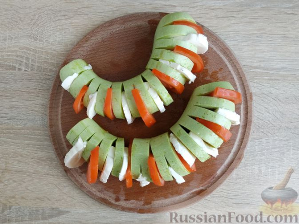 "Гармошки" из кабачков с помидорами и сыром, в духовке