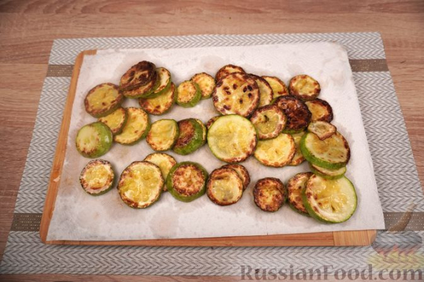 Запеканка из кабачков, с помидорами, беконом и сыром