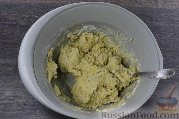 Сдобный рулет с орехово-медовой начинкой