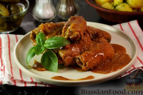 Польские зразы из говядины, с солёными огурцами, беконом и луком