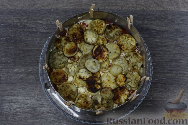 Закусочный торт из запечённых баклажанов, с помидорами и сыром