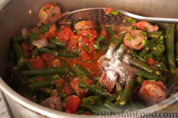 Стручковая фасоль с домашней колбасой в томатном соусе