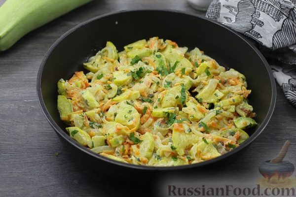 Кабачки, тушенные в сметане, с чесноком и перцем чили