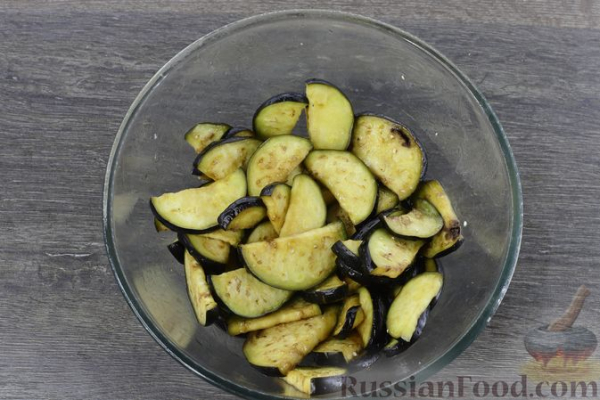 Острая закуска из жареных баклажанов с помидорами