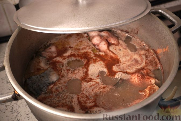 Карп, варёный в винном бульоне, с миндальным соусом