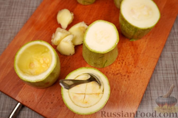 Кабачки, фаршированные творогом, брынзой и сладким перцем