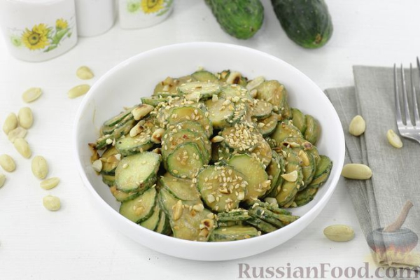 Острая закуска из огурцов с арахисовой пастой