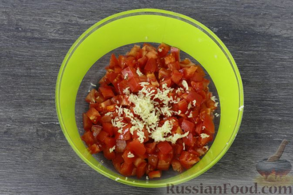 Острая закуска из жареных баклажанов с помидорами
